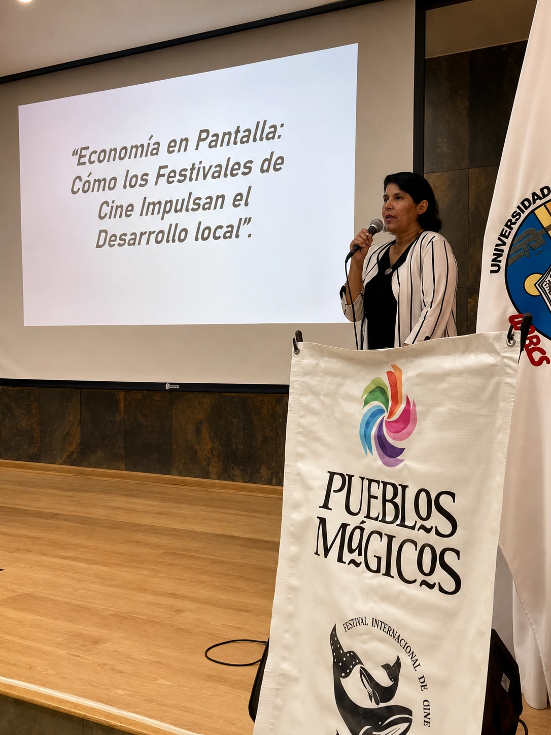 Claudia presenta una charla sobre festivales de cine y desarrollo local