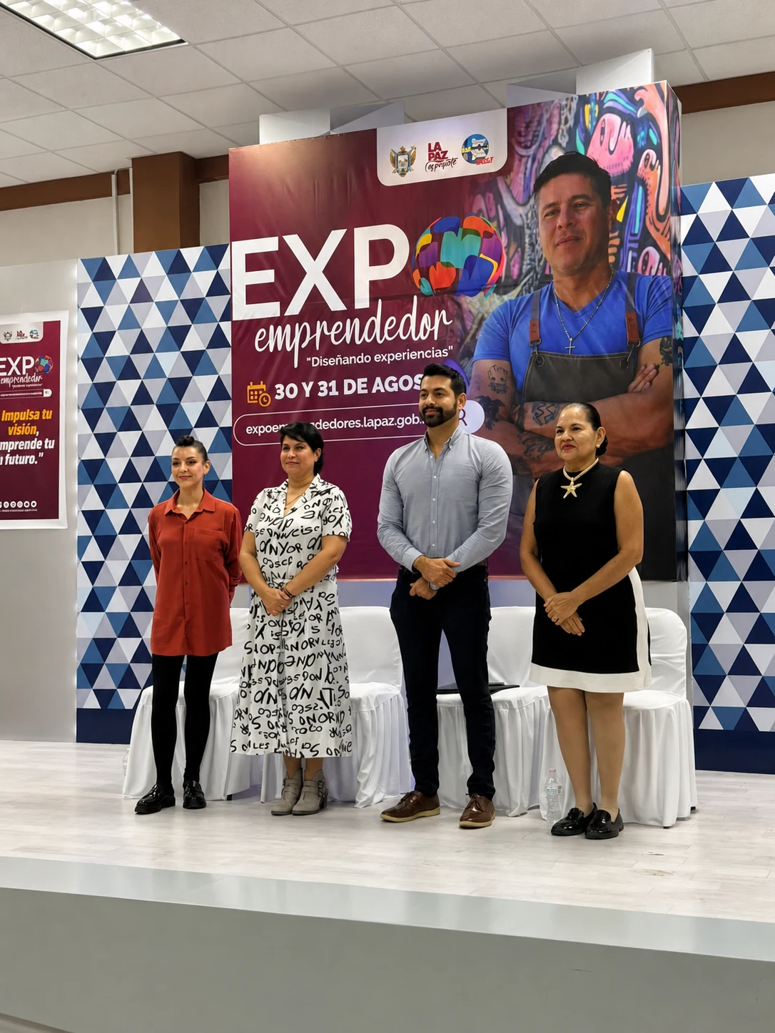 Claudia y participantes durante Expo Emprendedor